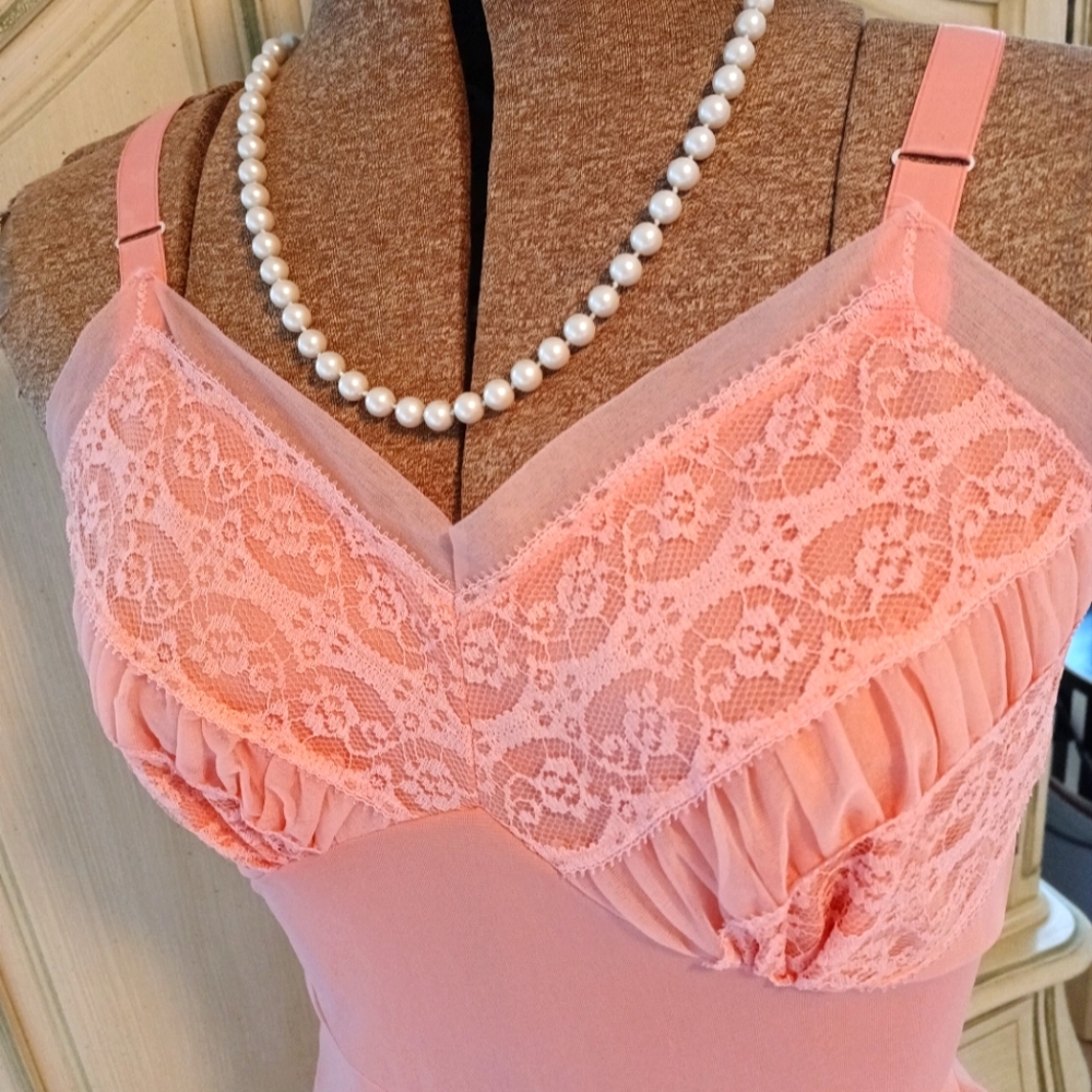 RARE, VINTAGE "MOVIE STAR" NYLON PEACHY PINK FANCY SLIP WITH TIERED LACE HEM!
